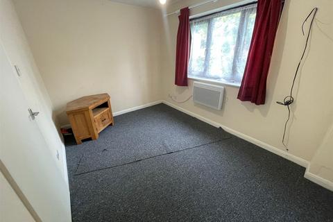 1 bedroom apartment to rent, Barnes Avenue, Southall UB2