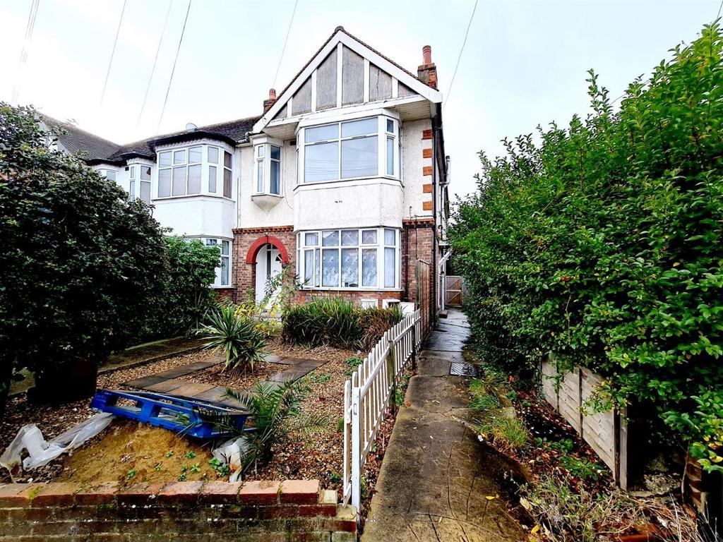 Lambourne Gardens, London 3 bed flat £2,000 pcm (£462 pw)