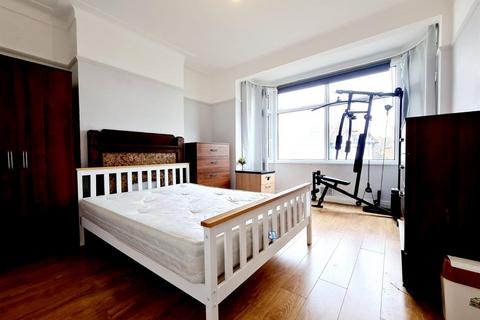 3 bedroom flat to rent, Lambourne Gardens, London