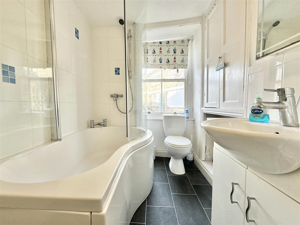 Family Bathroom.jpg