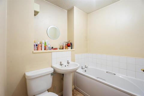 35 Lees Court, Coatbridge, ML5 4NT