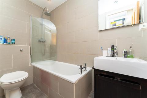 140a Uxbridge Road, London, W7 3SL