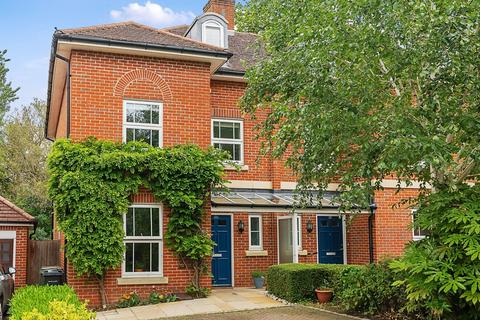 12 College Close, Thame, OX9 2DQ