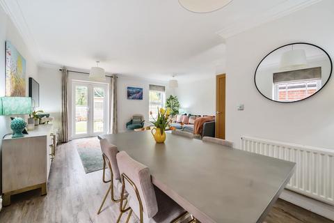 12 College Close, Thame, OX9 2DQ