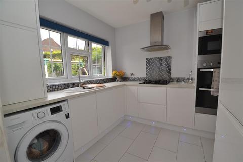 37 Buckingham Crescent, Clayton, Bradford, BD14 6EJ