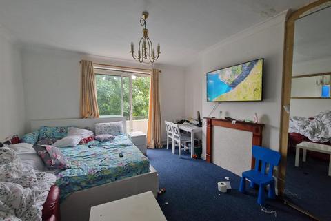 2 bedroom flat to rent, Talbot Court, Blackbird Hill, Neasden