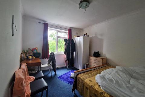 2 bedroom flat to rent, Talbot Court, Blackbird Hill, Neasden