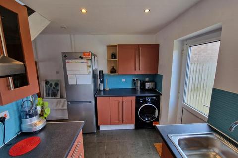 2 bedroom semi-detached house to rent, Raven Way, Penarth
