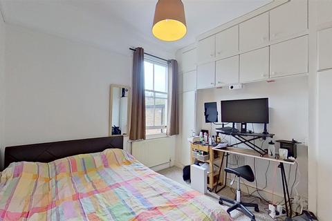3 bedroom maisonette to rent, Brathway Road, London