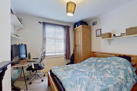 3 bedroom maisonette to rent, Brathway Road, London