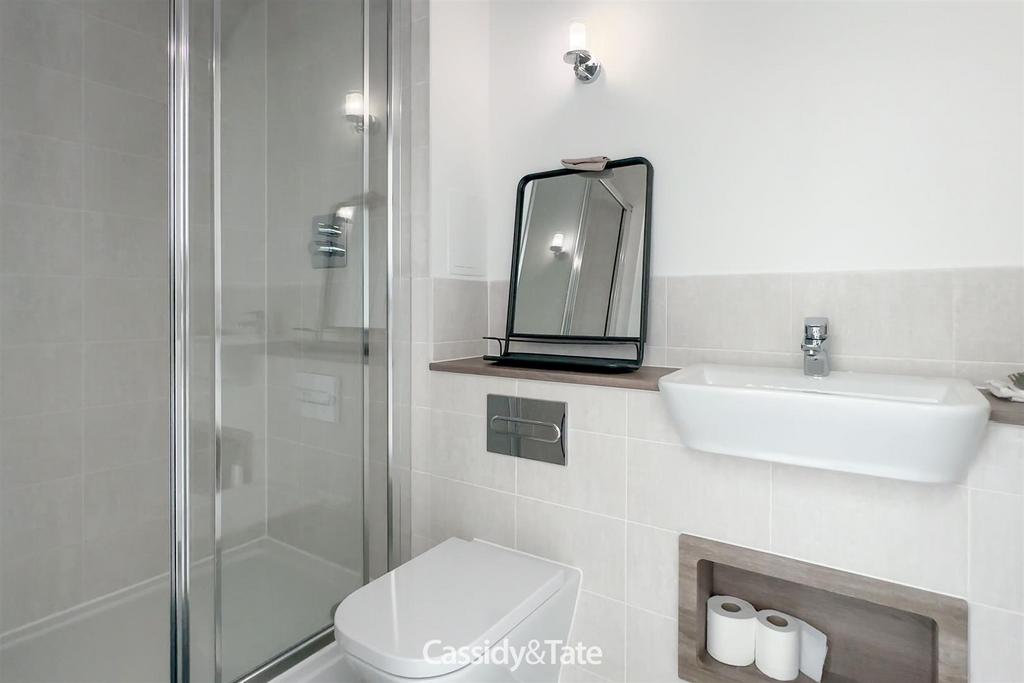 14 Hansell Gardens Bathroom.jpg
