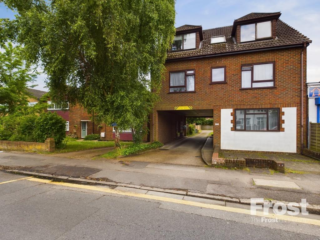 Feltham Hill Road, Ashford, Surrey, TW15 2 bed apartment for sale £