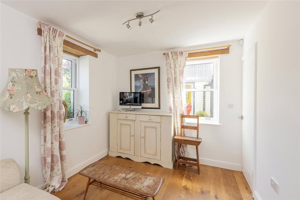 Bedroom 5/Sitting