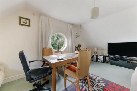 2 bedroom flat for sale, Chapel Road, Redhill RH1