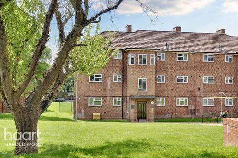17, Lodden House Leamington Close, Romford, RM3 9TJ