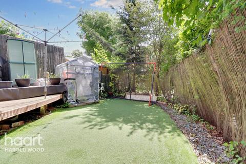 17, Lodden House Leamington Close, Romford, RM3 9TJ