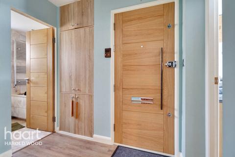 17, Lodden House Leamington Close, Romford, RM3 9TJ