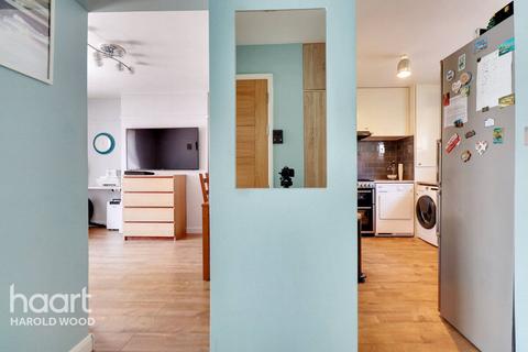 17, Lodden House Leamington Close, Romford, RM3 9TJ