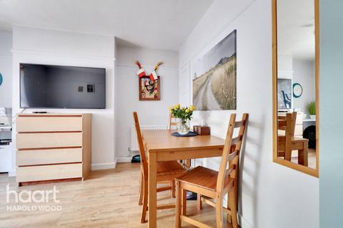 17, Lodden House Leamington Close, Romford, RM3 9TJ