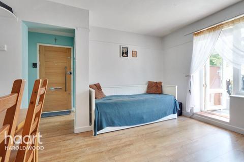 17, Lodden House Leamington Close, Romford, RM3 9TJ