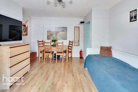 17, Lodden House Leamington Close, Romford, RM3 9TJ