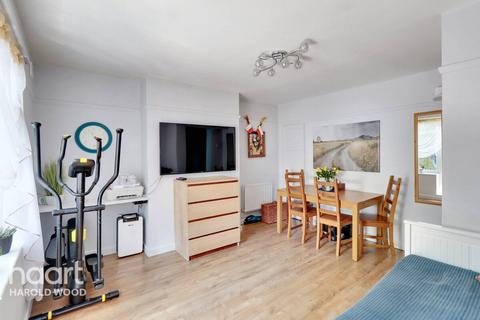17, Lodden House Leamington Close, Romford, RM3 9TJ