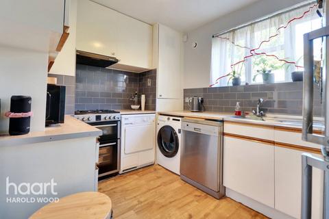 17, Lodden House Leamington Close, Romford, RM3 9TJ