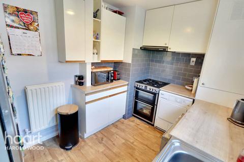 17, Lodden House Leamington Close, Romford, RM3 9TJ
