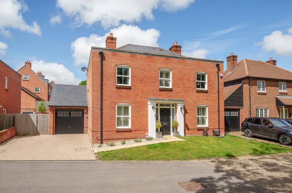 Weatherall Close, Waltham... 4 bed detached house for sale £