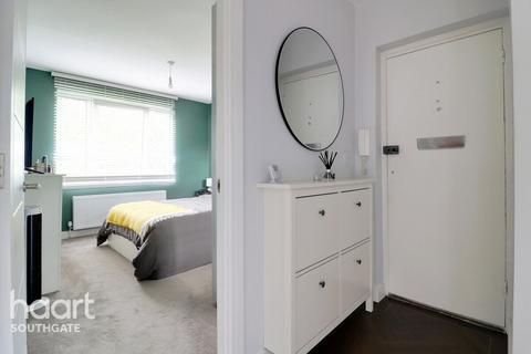 18, Ingram Court Wendy Close, Enfield, EN1 1HR
