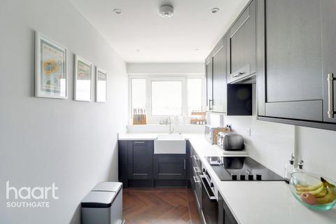 18, Ingram Court Wendy Close, Enfield, EN1 1HR