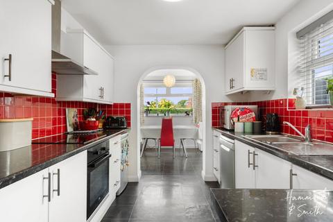 2 Lincolns Field, Epping, CM16 5DY