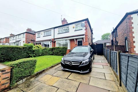 3 bedroom semi-detached house to rent, Windsor Avenue, Whitefield, M45