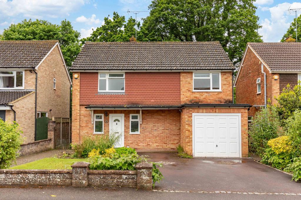 Copthorne, Crawley RH10 4 bed detached house for sale £550,000