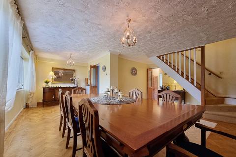 4 bedroom detached house for sale, Ampthill Road, Silsoe, Bedfordshire, MK45