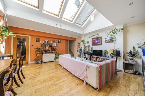 3 Griffin Mews, London, SW12 0BF
