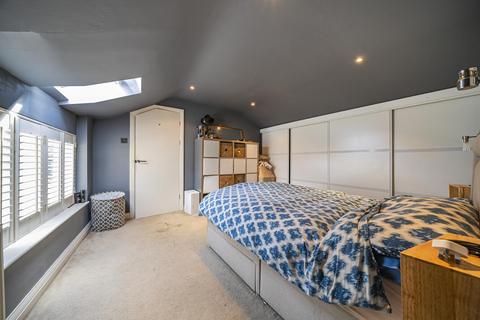 3 Griffin Mews, London, SW12 0BF