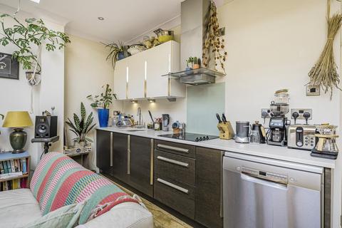 3 Griffin Mews, London, SW12 0BF