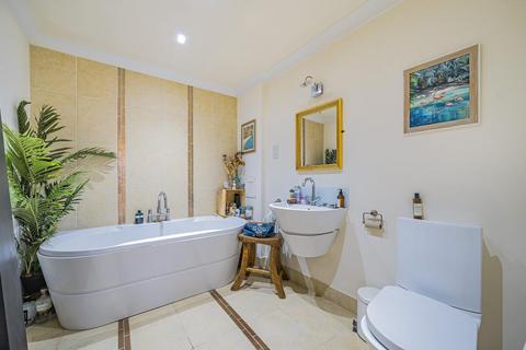 3 Griffin Mews, London, SW12 0BF