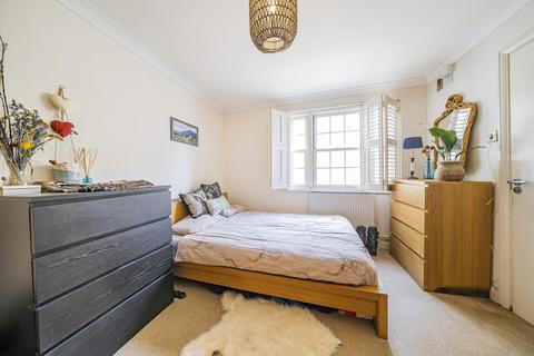 3 Griffin Mews, London, SW12 0BF
