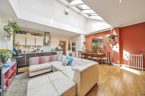 3 Griffin Mews, London, SW12 0BF