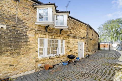 3 Griffin Mews, London, SW12 0BF