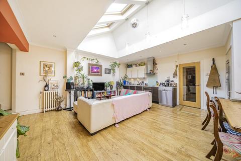 3 Griffin Mews, London, SW12 0BF