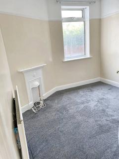 3 bedroom flat to rent, Castleside Road, Newcastle upon Tyne NE15