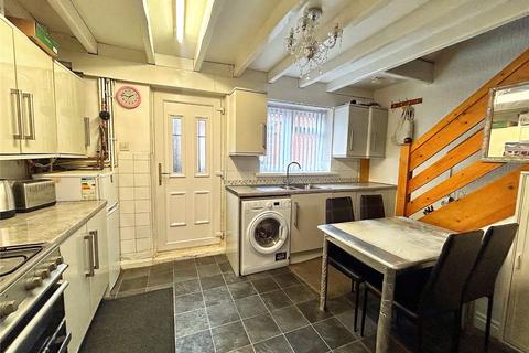 2 bedroom end of terrace house for sale, Alma Street, Cronkeyshaw, Rochdale, Greater Manchester, OL12