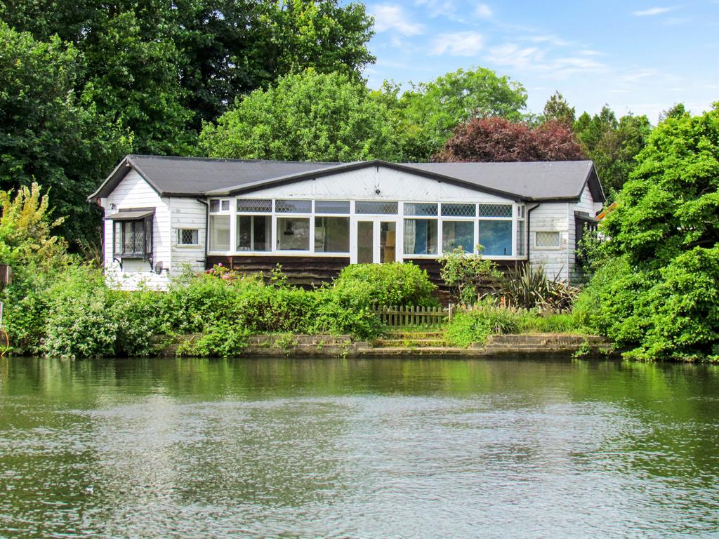 Riverside, StainesuponThames TW18 3 bed detached house for sale £
