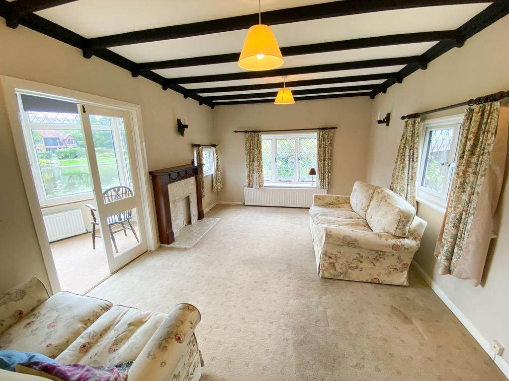 Riverside, StainesuponThames TW18 3 bed detached house for sale £