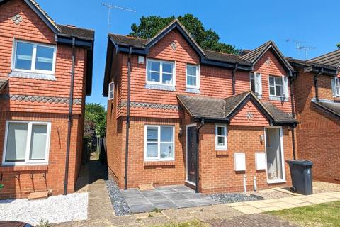 2 bedroom end of terrace house to rent, Gardenia Drive, Woking GU24