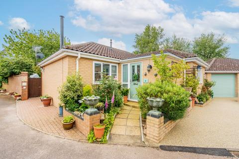 2 bedroom detached bungalow for sale, Oulton Road North, Lowestoft