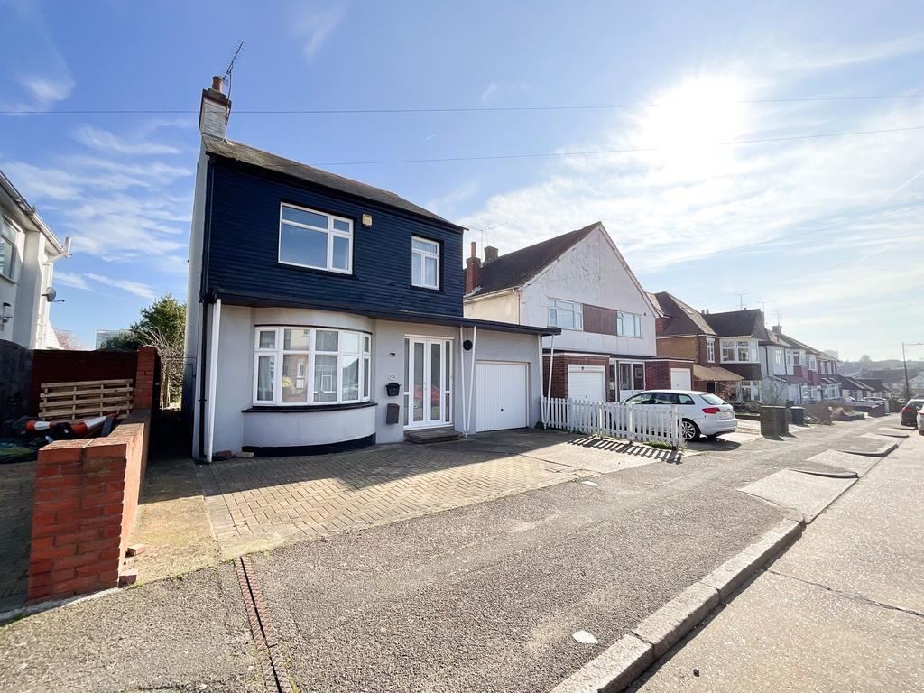 WestcliffonSea SS0 3 bed detached house to rent £1,825 pcm (£421 pw)